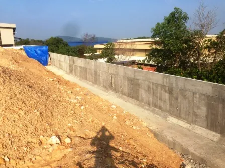 Reinforced-concrete retaining wall