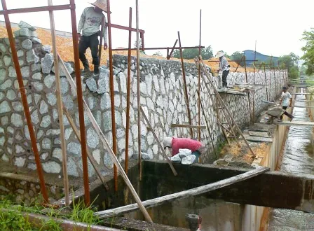 Stone-faced retaining wall construction